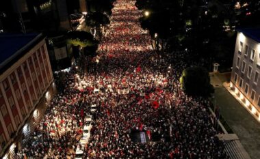 Mijëra qytetarë kërkojnë largimin e Ramës, Reuters: Protestat, sfidë për kryeministrin! E akuzojnë se nuk lufton korrupsionin