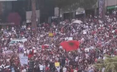 Protesta merr përmasën e revoltës, bulevardi tejmbushet me qytetarë: Ju erdhi fundi, dorëheqje dhe burg! Atdheu nuk shitet
