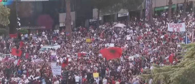 Protesta merr përmasën e revoltës, bulevardi tejmbushet me q