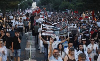 Mijëra protestues ngrenë Tiranën në këmbë, përmbyllin tubimin në Sheshin Skënderbej: ‘Rama ik!’ Nesër edhe më shumë