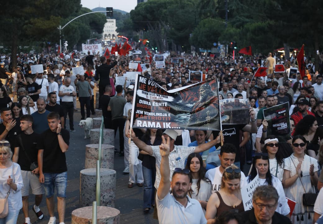 Mijëra protestues ngrenë Tiranën në këmbë, përmbyl