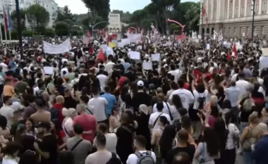 Protesta për Zvërnecin, qytetari: Jep dorëheqjen! Pa ikur ti nga kjo zyrë, ne nuk largohemi!