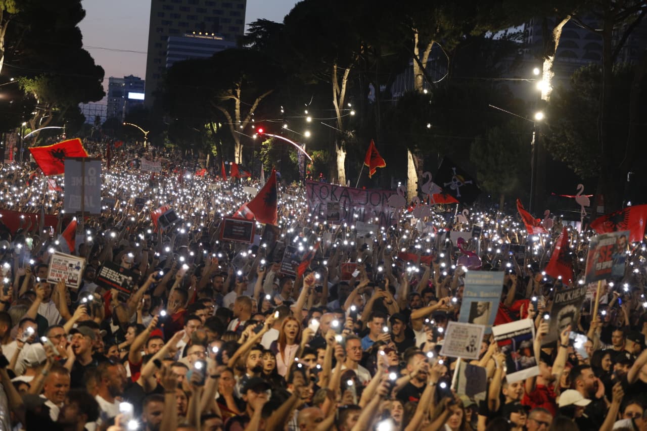 VIDEO/ Tirana në këmbë. Vijon marshimi, protestuesit kalojnë mes makinave, duartrokiten nga qytetarët!