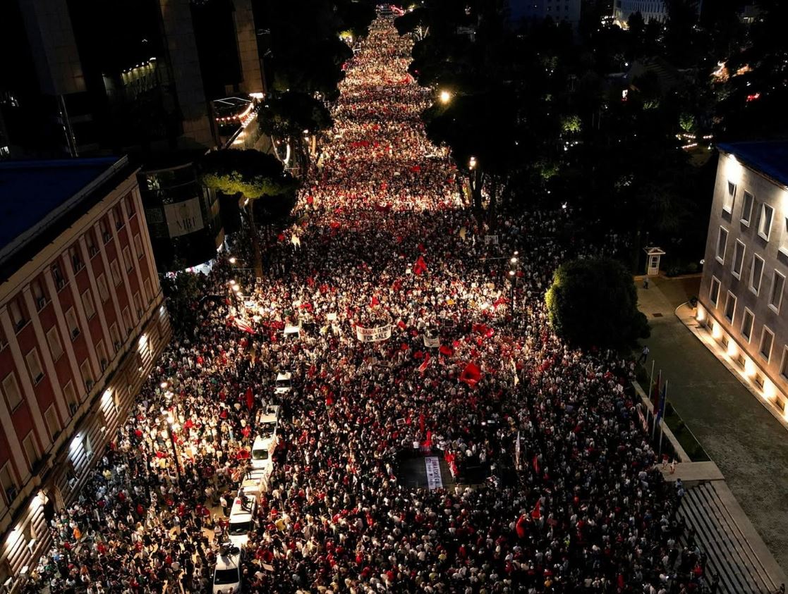 Protesta e 21-të për largimin e kryeministrit bashkon kombin/ Sot diaspora në Tiranë: Edi Rama jep dorëheqjen