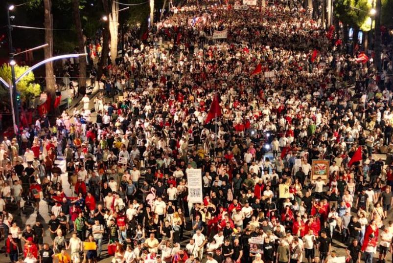 Sot protesta e 19 të  mijëra qytetarë në sheshe e rrugë për largimin e qeverisë