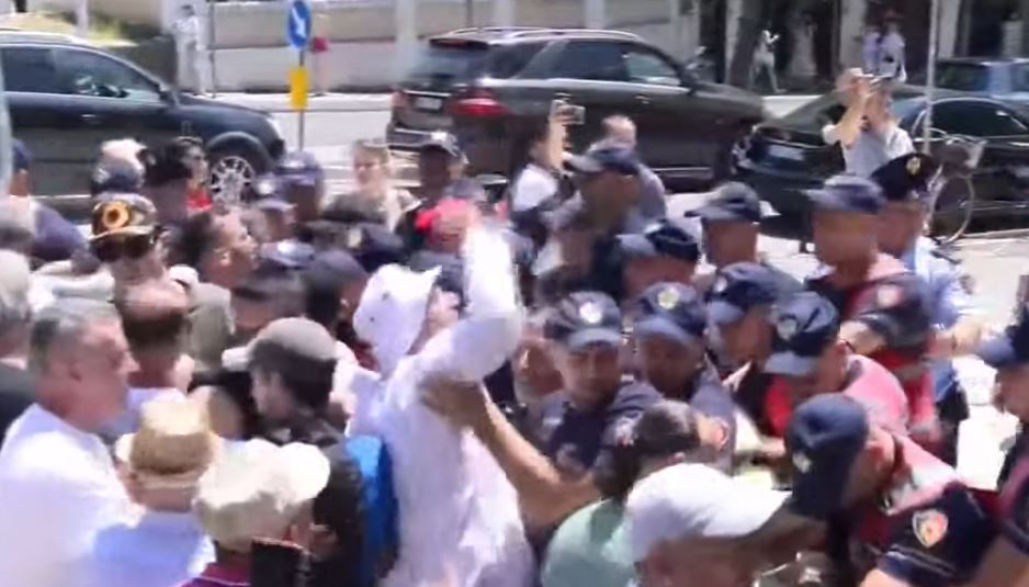 VIDEO  Policia shtyn me forcë protestuesit për t i hapur rrugë Albana Koçiut  qytetarët i gjuajnë me vezë makinën