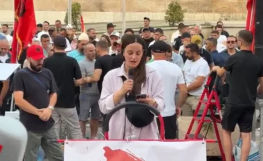 “Shqipëri e Re”, dita e 26-të e protestës, nisin fjalimet para Kryeministrisë, qytetarët përsërisin 5 kërkesat: Duam qeveri teknike