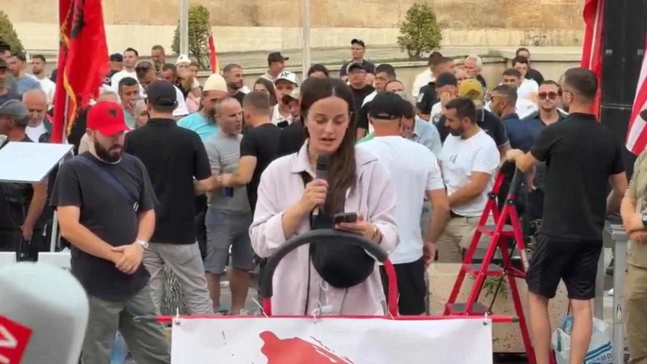 “Shqipëri e Re”, dita e 26-të e protestës, nisin fjalimet para Kryeministrisë, qytetarët përsërisin 5 kërkesat: Duam qeveri teknike