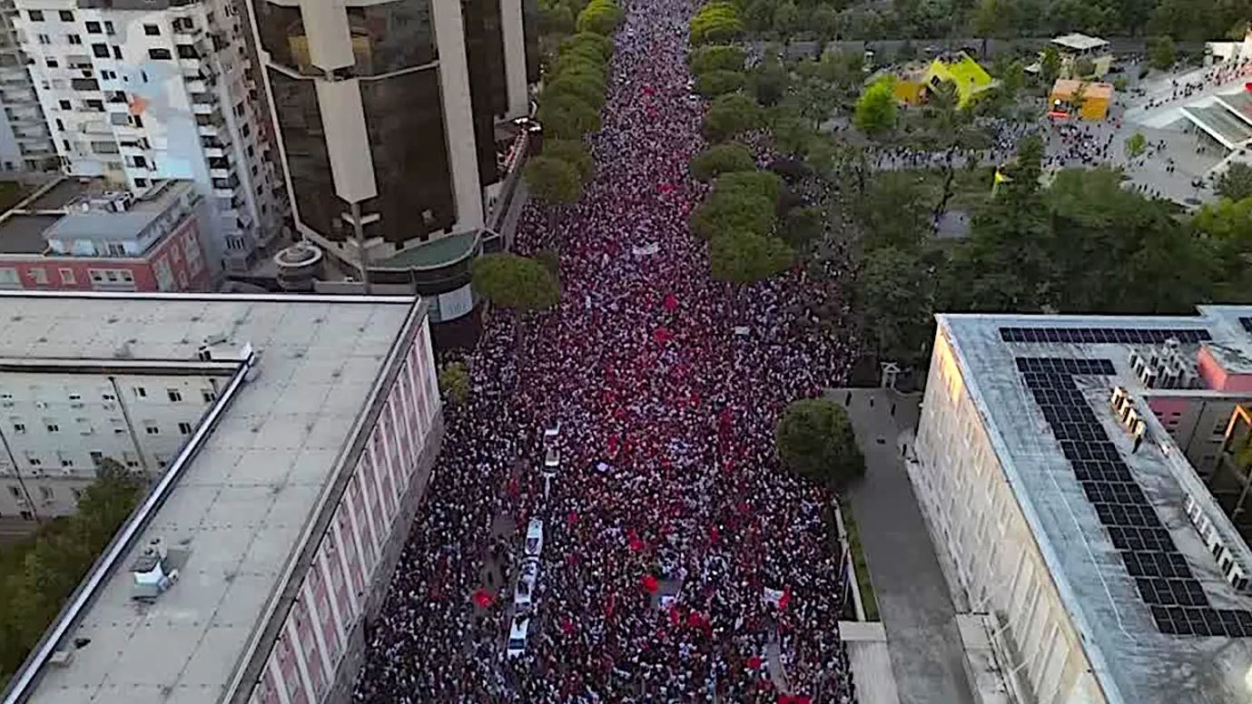 Rritet presioni ndaj Ramës  Protestat masive në Shqipëri  Fox News  Qytetarët kërkojnë dorëheqjen e kryeministrit mes akuzave për korrupsion dhe krizë politike