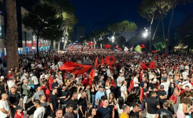 Protesta që po jep leksione qytetarie, 22 ditë në shesh e rrugë pa një xham të thyer, qytetarët pastrojnë vetë sheshin! Rama ankohet për 10 bidonë uji