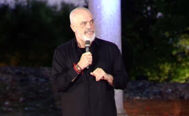 Mijëra protestues mbushin Tiranën, Edi Rama shfaqet në Fier krahë Belinda Ballukut: Hesapi kërkohet duke u ulur, por jo me largimin e Qeverisë