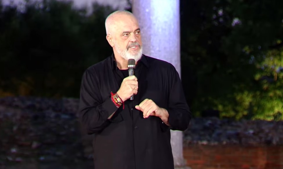 Mijëra protestues mbushin Tiranën, Edi Rama shfaqet në Fier 