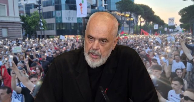Mijëra qytetarë kërkojnë largimin e tij  Rama sulmon sërish protestuesit  Mendje cekët  mendojnë se u bë deti kos e qeveria po mbytet
