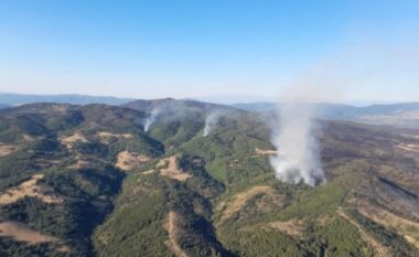 Flakët pranë Velesit riaktivizohen, erërat e forta e rëndojnë gjendjen