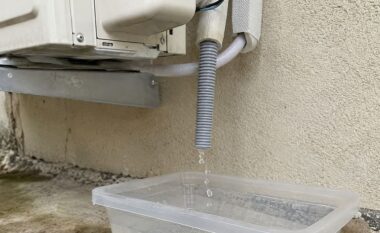 Uji i kondicionerit mund të ripërdoret për lulet, pastrimin e xhamave dhe hekurin me avull