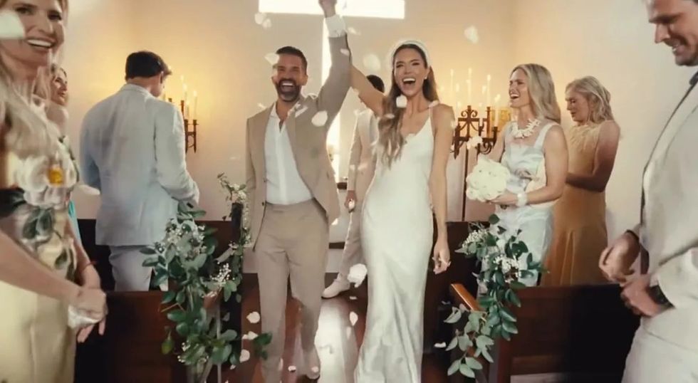 Fustani i Bettina Anderson në dasmën me Trump Jr. solli reagime, ndërsa mediat raportojnë se ceremonia u mbulua nga miqtë e saj të pasur