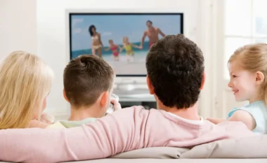 Mos e montoni TV-në menjëherë në mur: rregulli i thjeshtë që duhet të keni parasysh para vendosjes