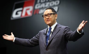 Toyoda ngre alarmin për braktisjen e shpejtë të motorëve tradicionalë në favor të veturave elektrike