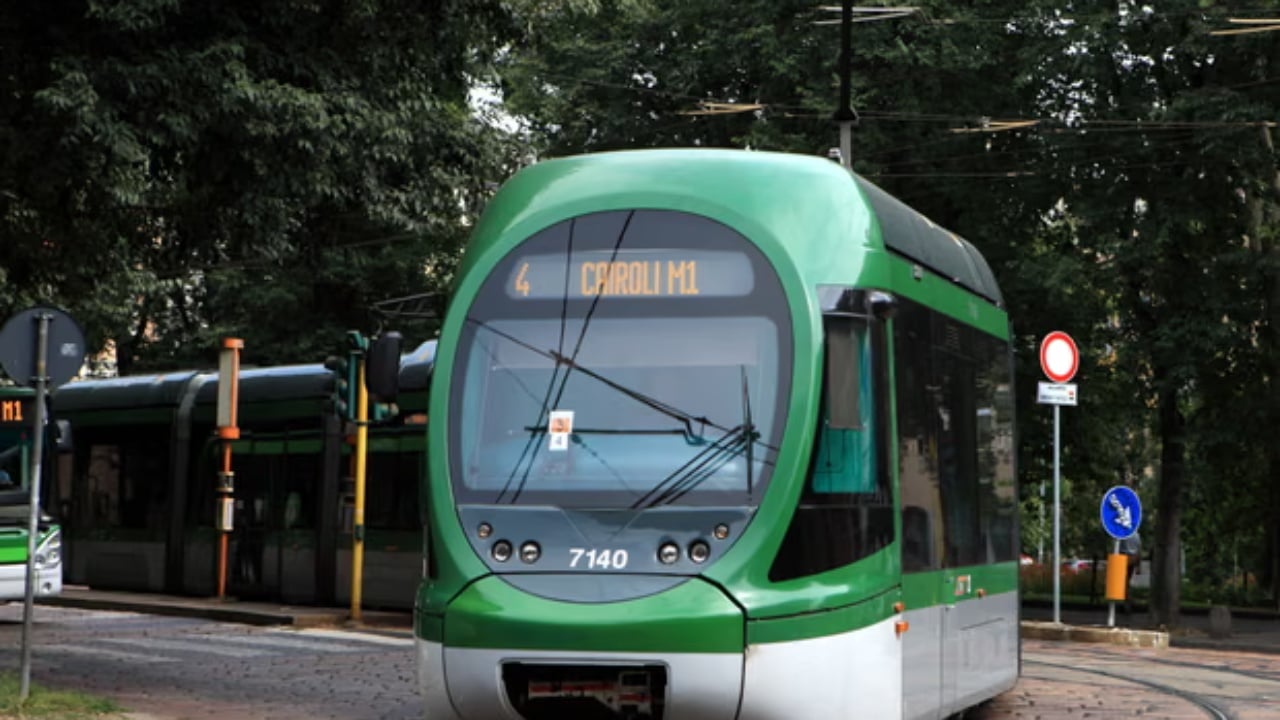 Skandal në Milano  Shoferë tramvaji nën hetim pasi përdorën WhatsApp për të shpërndarë foto intime të pasagjereve
