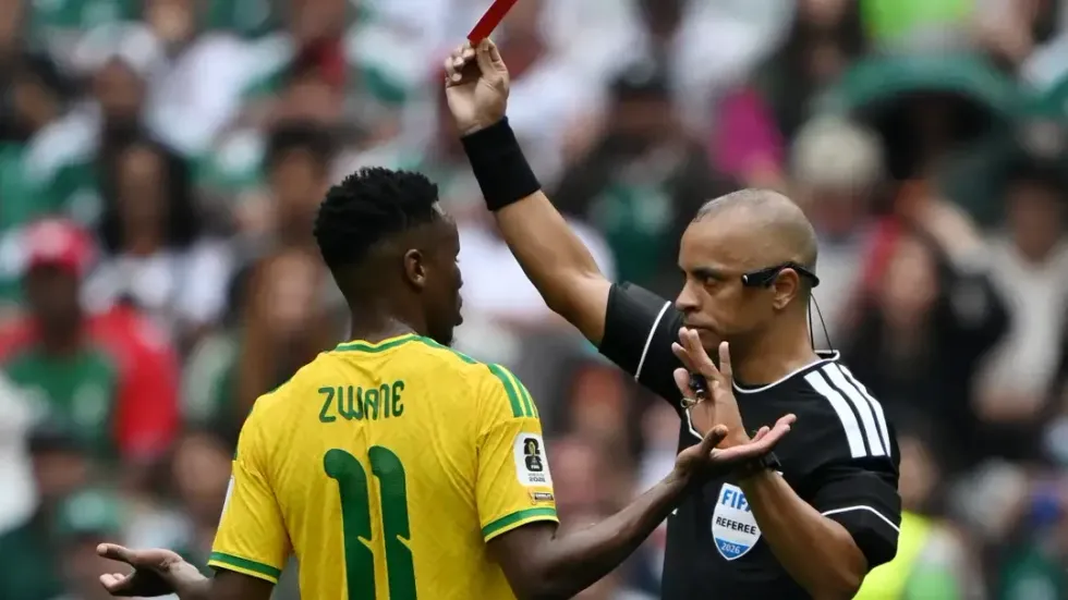 FIFA i jep tre ndeshje pezullim Themba Zwanes pas përjashtimit në sfidën me Meksikën