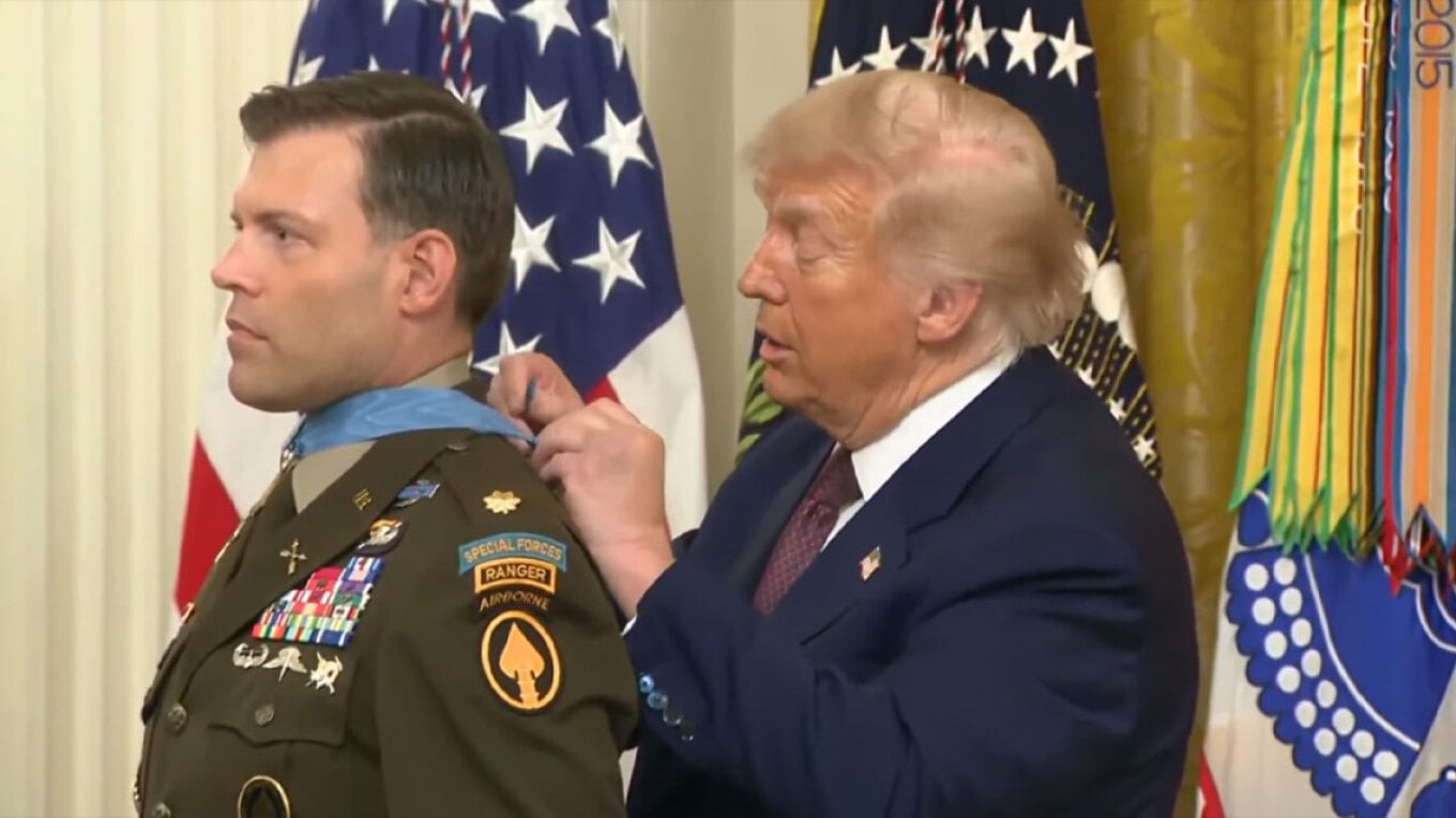 Trump has vështirësi gjatë ceremonisë në Shtëpinë e Bardhë  medaljen e veteranit e lidh me nyjë para kamerave
