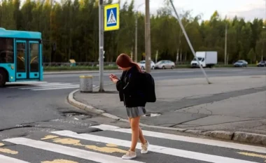 Sllovakia vendos gjoba për këmbësorët që përdorin telefonin te vijat e bardha
