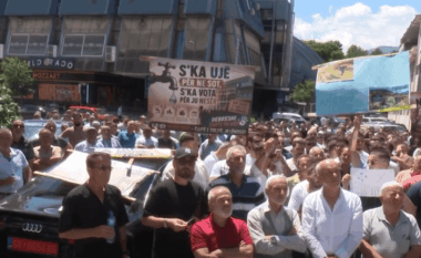 Banorë të Debreshit protestojnë për krizën e ujit, Komuna e Gostivarit thotë se zgjidhja vjen brenda një muaji