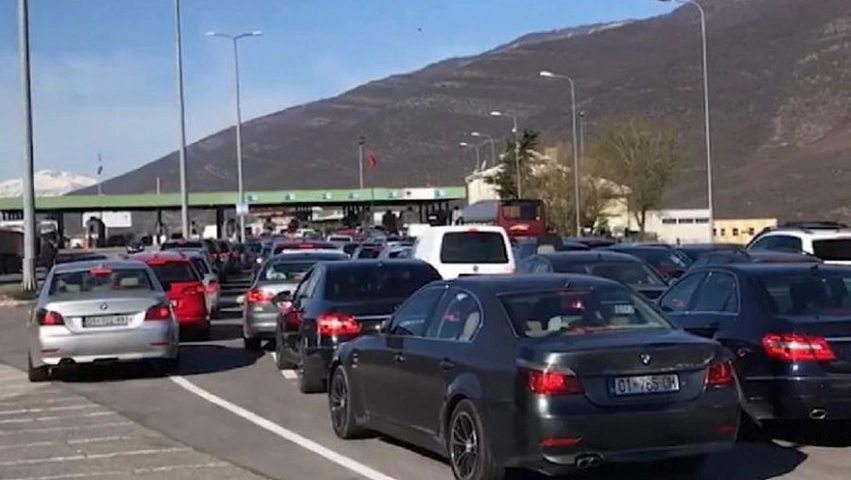 Rritet ndjeshëm fluksi në Morinë  mijëra qytetarë të Kosovës i drejtohen bregdetit shqiptar