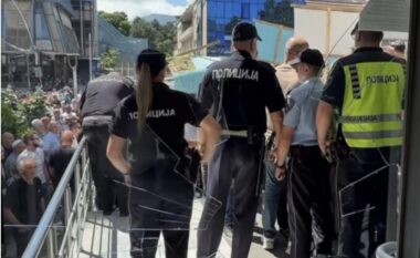 Banorët e Debreshit protestojnë për ujin e pijshëm, dëmtohen xhamat në hyrjen e Komunës së Gostivarit