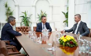 Mickoski zhvillon takim me drejtuesit e VLEN-it për rikonstruimin e Qeverisë