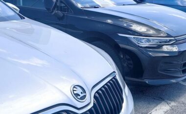 A e rrit ngjyra e veturës shpenzimin e karburantit në ditët e nxehta të verës?