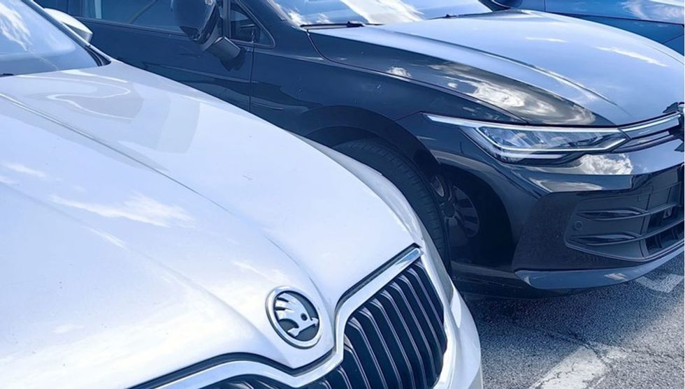A e rrit ngjyra e veturës shpenzimin e karburantit në ditët e nxehta të verës 