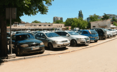 Kriza e parkimit në Qendrën Klinike të Shkupit vijon të rëndojë pacientët dhe stafin