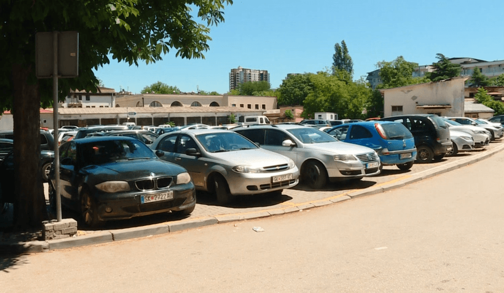 Kriza e parkimit në Qendrën Klinike të Shkupit vijon të rëndojë pacientët dhe stafin