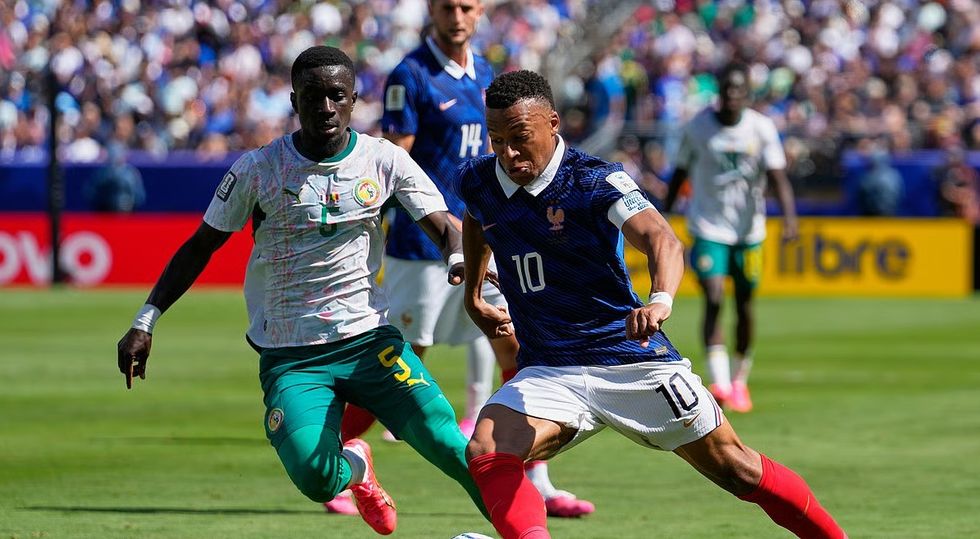 senegalit-i-shperthen-kriza-ne-boteror-bonuse-ende-te-pashlyera-dhe-trajner-pa-marreveshje