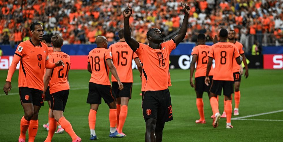 Holanda mbyll pjesën e parë me avantazh 2-0 ndaj Suedisë