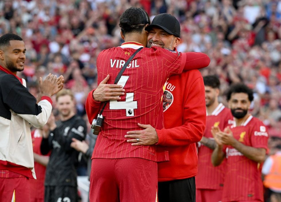 Klopp del në mbrojtje të Van Dijkut dhe godet Van der Vaart: S’ka arsye të merret seriozisht