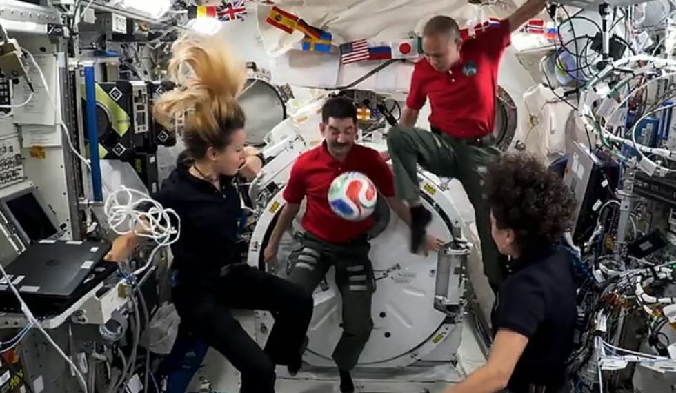Topi zyrtar i Botërorit 2026 testohet në hapësirë, NASA vëzhgon futbollin në mikrogravitet