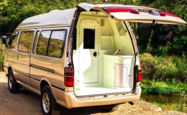 Një Toyota HiAce e vitit 1994 që është kthyer në një shtëpi mbi rrota