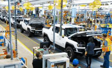 GM vendos 50 robotë bashkëpunues në Factory Zero pas largimit nga puna të mbi 1.000 punonjësve