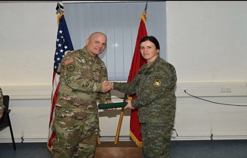Majorja Mimoza Budeci e FSK së diplomon me rezultate të larta në një kolegj ushtarak në Gjermani