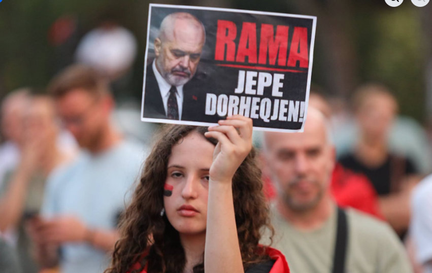 Feraj  Protestat në Shqipëri janë vetorganizim qytetar  jo nismë e partive politike