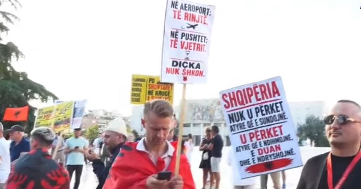 Dita e 24 t e protestës  qytetarët mblidhen sërish në sheshin  Skënderbej 