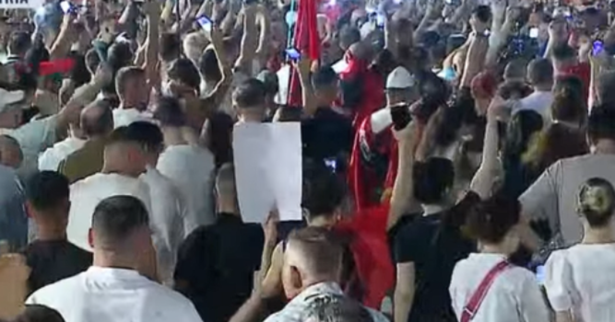 Përfundojnë fjalimet përpara Kryeministrisë  qytetarët nisin marshimin