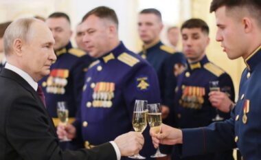 Putin para të sapodiplomuarve ushtarakë rusë: Perëndimi i udhëhequr nga NATO po përgatitet për luftë kundër Rusisë