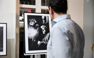 Kurti: Ekspozita me fotografitë e Hazir Rekës rikthen kujtesën e çasteve vendimtare të historisë sonë