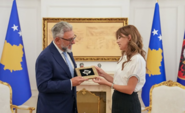 Albulena Haxhiu zhvillon takim lamtumirës me kreun e EULEX-it, Giovanni Pietro Barbano
