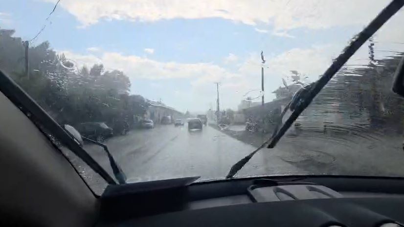 Shiu i rrëmbyeshëm godet Elbasanin  krijohen vështirësi të përkohshme në qarkullim