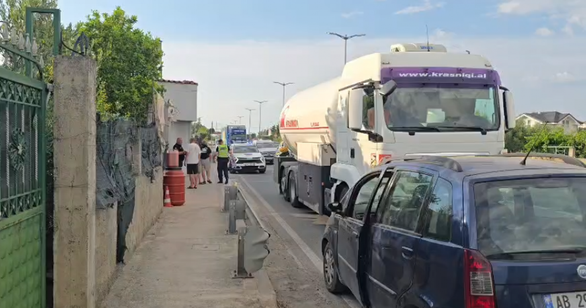 Aksident në aksin Durrës Plepa  shoferi përfundon me urgjencë në spital