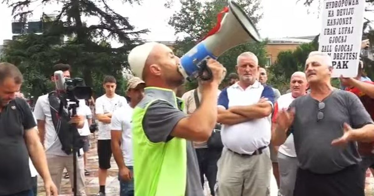 Dita e 25-të e protestës, qytetarët mblidhen sërish në sheshin “Skënderbej”